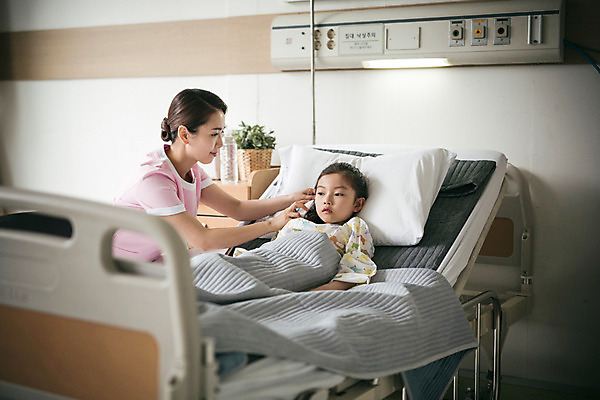 포토 JPG 여자 어린이 의학 실내 병원 소녀 성인 두명 30대 눕기 진료 한국인 환자 간호사 체온계 간호 병실 귀체온계 병원침대 국내포토 모션 사람 동양인 내부 장년 의료진 침대 온도계 파일형식