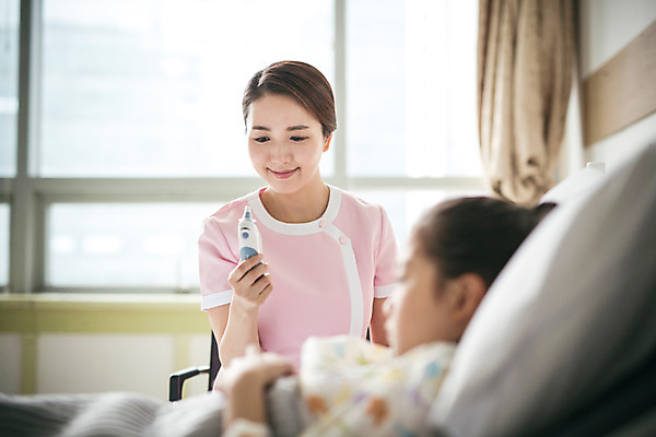 포토 JPG 여자 어린이 의학 실내 병원 소녀 성인 두명 옆모습 30대 눕기 진료 한국인 환자 간호사 체온계 간호 병실 귀체온계 병원침대 국내포토 뷰포인트 모션 사람 동양인 내부 장년 의료진 침대 온도계 파일형식