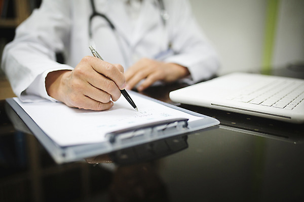 포토 JPG 손 남자 의학 실내 병원 한명 성인 신체부위 볼펜 진료 한국인 의사 기록 60대 서류판 국내포토 1 노년 사람 동양인 내부 펜 사무용품 의료진 파일형식