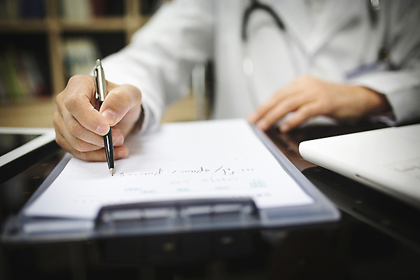 포토 JPG 손 남자 의학 실내 병원 한명 성인 아웃포커스 신체부위 볼펜 진료 한국인 의사 기록 60대 서류판 국내포토 1 노년 촬영기법 사람 동양인 내부 펜 사무용품 의료진 파일형식