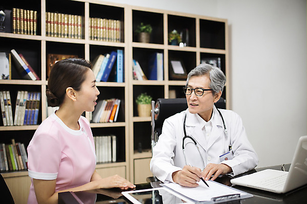 포토 JPG 여자 남자 의학 책장 실내 병원 대화 앉기 성인 두명 30대 한국인 간호사 의사 60대 책상 서류판 진료실 성인만 국내포토 노년 가구 모션 말하기 사람 동양인 내부 장년 사무용품 진료 의료진 파일형식