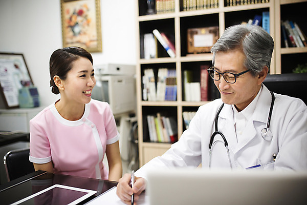 포토 JPG 여자 남자 의학 책장 실내 병원 대화 앉기 성인 두명 30대 한국인 간호사 의사 60대 책상 진료실 성인만 국내포토 노년 가구 모션 말하기 사람 동양인 내부 장년 진료 의료진 파일형식