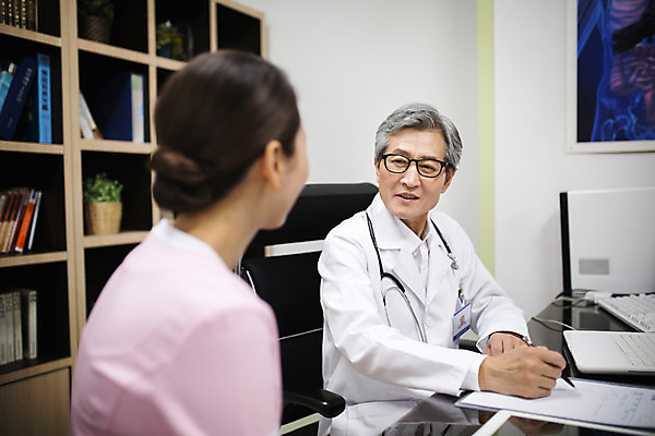 포토 JPG 여자 남자 의학 실내 병원 대화 앉기 성인 두명 30대 한국인 간호사 의사 60대 책상 진료실 성인만 국내포토 노년 가구 모션 말하기 사람 동양인 내부 장년 진료 의료진 파일형식