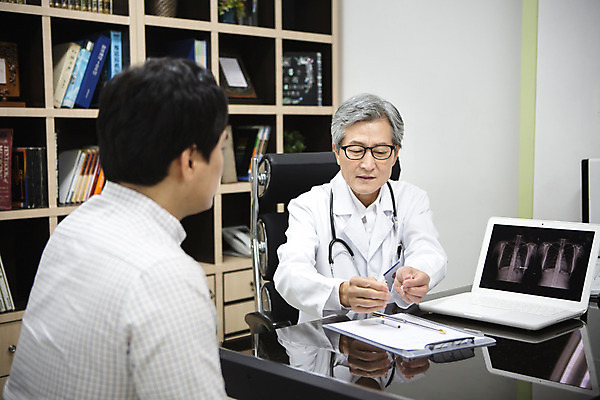 포토 JPG 남자 의학 엑스레이 실내 병원 설명 앉기 성인 두명 30대 노트북 진료 한국인 환자 의사 60대 책상 진료실 국내포토 노년 가구 모션 사람 동양인 내부 장년 전자제품 의료진 파일형식