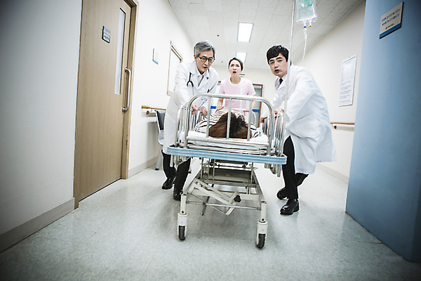 포토 JPG 여자 남자 의학 실내 병원 여러명 성인 30대 한국인 환자 간호사 의사 응급 복도 수술 60대 수술침대 응급환자 환자수송 성인만 다급 국내포토 노년 다수 컨셉 사람 동양인 내부 치료 장년 의료진 침대 긴급 파일형식