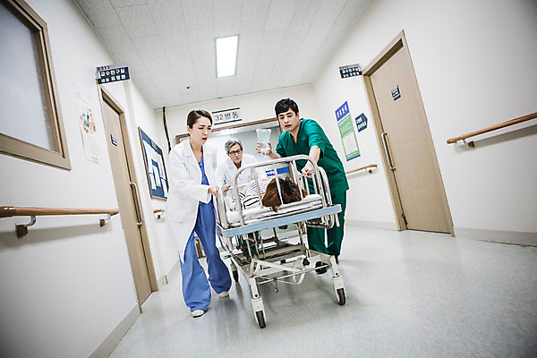 포토 JPG 여자 남자 의학 실내 병원 여러명 성인 30대 한국인 환자 의사 응급 복도 수술 60대 수술복 수술침대 응급환자 환자수송 성인만 다급 국내포토 노년 다수 컨셉 사람 동양인 내부 치료 장년 의료진 침대 긴급 가운 파일형식