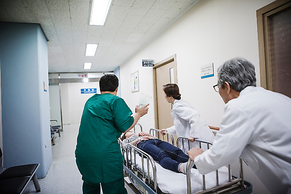 포토 JPG 여자 남자 의학 실내 병원 여러명 성인 30대 한국인 환자 의사 응급 복도 수술 60대 수술복 수술침대 응급환자 환자수송 성인만 다급 국내포토 노년 다수 컨셉 사람 동양인 내부 치료 장년 의료진 침대 긴급 가운 파일형식