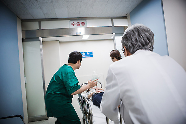 포토 JPG 여자 남자 의학 실내 병원 여러명 성인 30대 한국인 환자 의사 응급 복도 수술 60대 수술복 수술실 수술침대 응급환자 환자수송 성인만 다급 국내포토 노년 다수 컨셉 사람 동양인 내부 치료 장년 의료진 침대 긴급 가운 파일형식