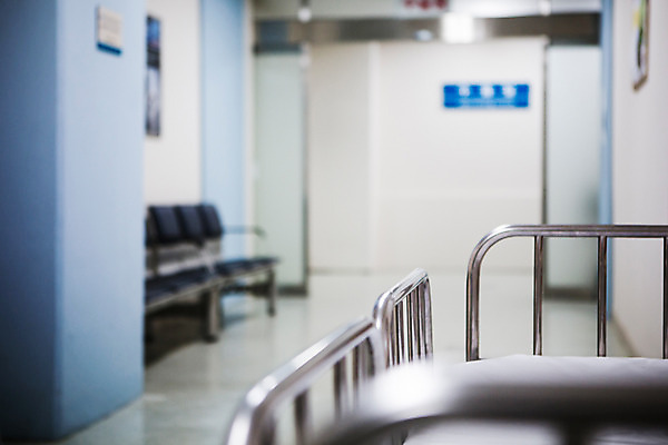 포토 JPG 의학 의료기기 실내 병원 사람없음 아웃포커스 복도 수술실 수술침대 국내포토 촬영기법 내부 침대 파일형식