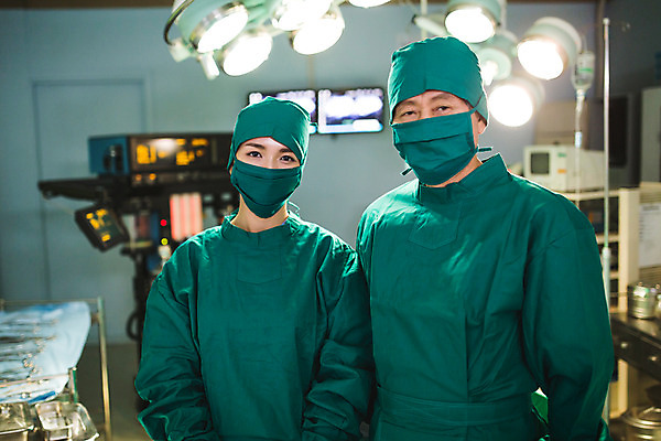 포토 JPG 여자 남자 의학 조명 실내 병원 상반신 성인 두명 30대 한국인 의사 수술 60대 수술복 수술실 수술도구 성인만 국내포토 노년 사람 동양인 내부 장년 의료진 의학용품 가운 파일형식 직업 옷 인종