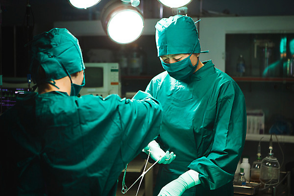 포토 JPG 여자 남자 의학 조명 실내 병원 상반신 성인 두명 30대 한국인 의사 수술 60대 수술복 수술실 수술도구 수술용가위 성인만 국내포토 노년 가위_도구 사람 동양인 내부 치료 장년 의료진 의료용품 의학용품 가운 파일형식