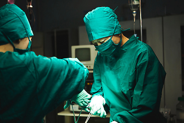 포토 JPG 여자 남자 의학 실내 병원 상반신 성인 두명 30대 한국인 의사 수술 60대 수술복 수술실 수술도구 수술용가위 성인만 국내포토 노년 가위_도구 사람 동양인 내부 치료 장년 의료진 의료용품 의학용품 가운 파일형식