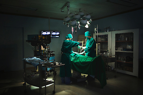 포토 JPG 전신 여자 남자 의학 의료기기 실내 병원 손짓 성인 두명 30대 한국인 의사 수술 60대 수술복 수술실 수술도구 수술용가위 성인만 국내포토 노년 모션 가위_도구 사람 동양인 내부 치료 장년 의료진 의료용품 의학용품 가운 파일형식