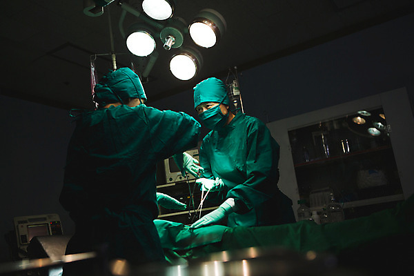 포토 JPG 여자 남자 의학 의료기기 조명 실내 병원 상반신 성인 두명 한국인 의사 수술 수술복 수술실 수술도구 수술용가위 성인만 국내포토 가위_도구 사람 동양인 내부 치료 의료진 의료용품 의학용품 가운 파일형식