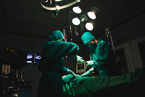 포토 JPG 여자 남자 의학 의료기기 조명 실내 병원 상반신 성인 두명 한국인 의사 수술 수술복 수술실 수술도구 수술용가위 성인만 국내포토 가위_도구 사람 동양인 내부 치료 의료진 의료용품 의학용품 가운 파일형식