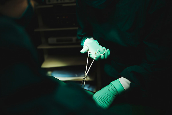 포토 JPG 손 의학 실내 병원 손짓 성인 두명 아웃포커스 신체부위 한국인 의사 수술 수술복 수술실 수술장갑 수술도구 수술용가위 국내포토 장갑 모션 가위_도구 촬영기법 사람 동양인 내부 치료 의료진 의료용품 의학용품 가운 파일형식