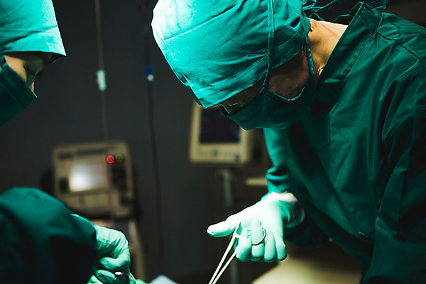 포토 JPG 여자 남자 의학 의료기기 실내 병원 성인 두명 30대 한국인 의사 수술 60대 수술복 수술실 수술장갑 수술도구 수술용가위 성인만 국내포토 노년 장갑 가위_도구 사람 동양인 내부 치료 장년 의료진 의료용품 의학용품 가운 파일형식