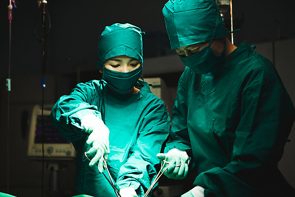 포토 JPG 여자 남자 의학 실내 병원 상반신 성인 두명 30대 한국인 의사 수술 60대 수술복 수술실 수술도구 수술용가위 성인만 국내포토 노년 가위_도구 사람 동양인 내부 치료 장년 의료진 의료용품 의학용품 가운 파일형식