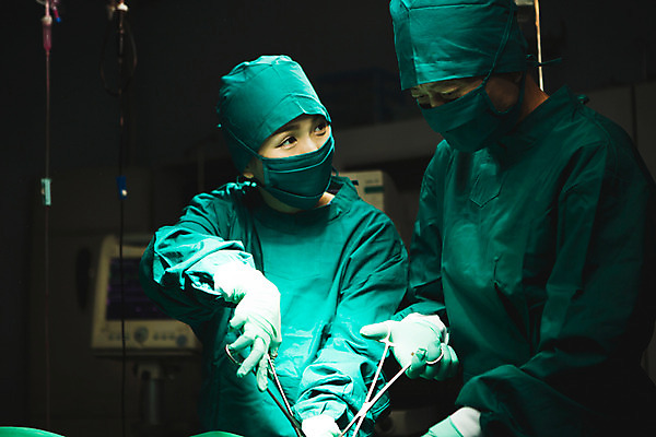 포토 JPG 여자 남자 의학 실내 병원 상반신 성인 두명 30대 한국인 의사 수술 60대 수술복 수술실 수술도구 수술용가위 성인만 국내포토 노년 가위_도구 사람 동양인 내부 치료 장년 의료진 의료용품 의학용품 가운 파일형식