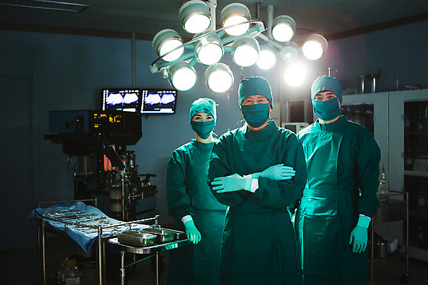 포토 JPG 여자 남자 의학 의료기기 조명 실내 병원 성인 세명 30대 팔짱 한국인 의사 수술 60대 수술복 수술실 수술도구 성인만 국내포토 노년 모션 사람 동양인 내부 치료 장년 의료진 의학용품 가운 파일형식