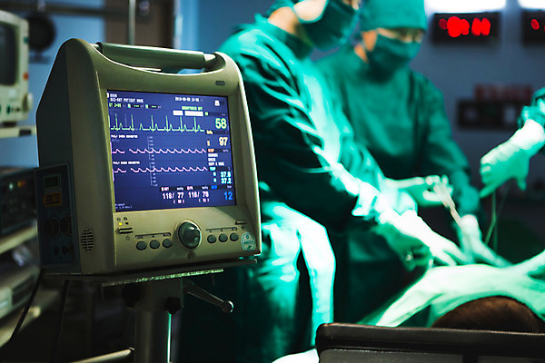 포토 JPG 여자 남자 의학 의료기기 실내 병원 성인 아웃포커스 세명 한국인 의사 수술 수술복 수술실 수술도구 심전도모니터 성인만 국내포토 촬영기법 사람 동양인 내부 치료 의료진 의학용품 가운 파일형식