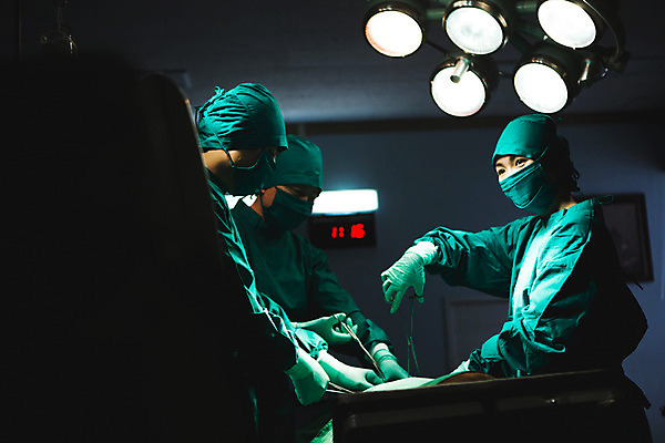 포토 JPG 여자 남자 의학 조명 실내 병원 상반신 성인 세명 30대 한국인 의사 수술 수술복 수술실 수술도구 디지털시계 수술용가위 성인만 국내포토 시계 가위_도구 사람 동양인 내부 치료 장년 의료진 의료용품 의학용품 가운 파일형식