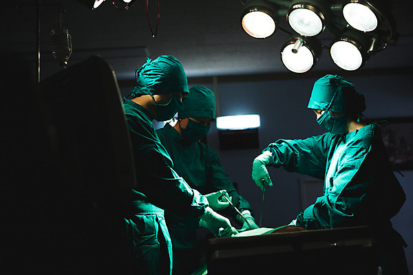 포토 JPG 여자 남자 의학 조명 실내 병원 상반신 성인 세명 30대 한국인 의사 수술 수술복 수술실 수술도구 수술용가위 성인만 국내포토 가위_도구 사람 동양인 내부 치료 장년 의료진 의료용품 의학용품 가운 파일형식