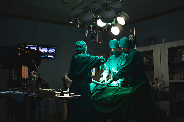 포토 JPG 여자 남자 의학 의료기기 조명 실내 병원 성인 세명 30대 한국인 의사 수술 60대 수술복 수술실 수술도구 성인만 국내포토 노년 사람 동양인 내부 치료 장년 의료진 의학용품 가운 파일형식