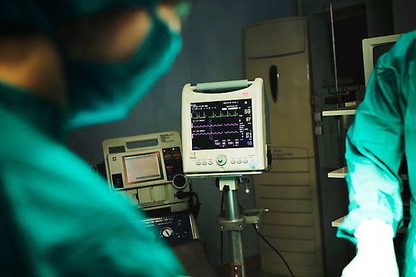 포토 JPG 의학 의료기기 실내 병원 성인 두명 한국인 의사 수술 수술복 수술실 수술도구 심전도모니터 국내포토 사람 동양인 내부 치료 의료진 의학용품 가운 파일형식