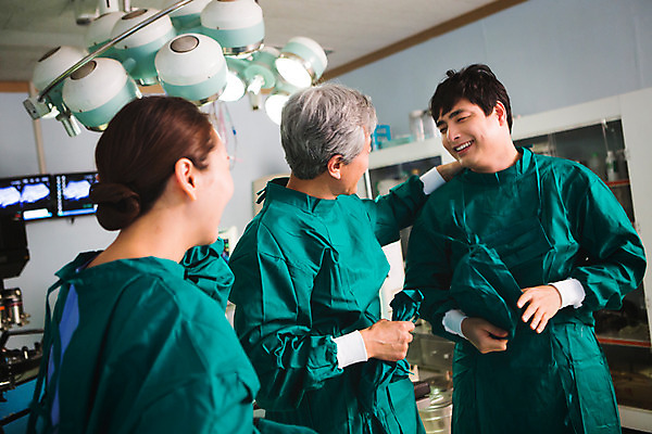 포토 JPG 여자 남자 의학 성공 조명 실내 병원 성인 세명 30대 한국인 의사 수술 60대 수술복 격려 수술실 수술도구 성인만 국내포토 노년 감정 컨셉 모션 사람 동양인 내부 치료 장년 의료진 의학용품 가운 파일형식