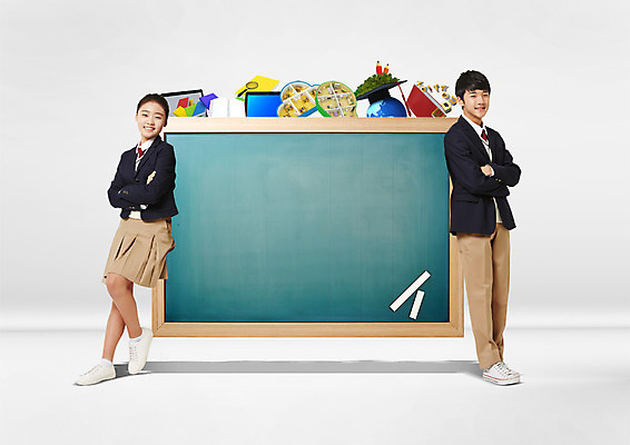 전신 PSD 편집 편집이미지 학생 여자 교육 남자 교복 지구 학사모 청소년 돋보기 서기 웃음 두명 책 태블릿 연필 팔짱 칠판 한국인 청소년교육 분필 이미지편집 모자_잡화 옷 졸업 모션 학용품 표정 사람 동양인 전자제품 스마트기기 필기구 초크 파일형식