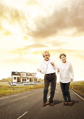 전신 PSD 구름 편집 편집이미지 여자 남자 도로 하늘 부동산 주택 서기 성인 두명 실버라이프 노을 노부부 헤드폰 음악감상 한국인 춤 60대 내집마련 이미지편집 자연요소 라이프스타일 부부 노년 길 음향기기 교통시설 모션 문화예술 사람 동양인 건물 감상 재산 파일형식