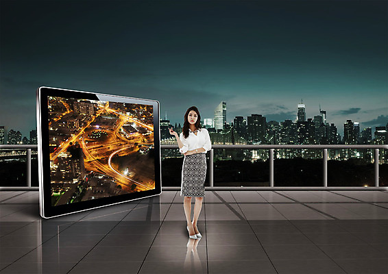 전신 PSD 편집 편집이미지 여자 야경 비즈니스 난간 한명 서기 빌딩 20대 성인 태블릿 한국인 도시 비즈니스우먼 이미지편집 1 모션 사람 동양인 청년 건물 전자제품 스마트기기 직장인 야간 파일형식 풍경_경치