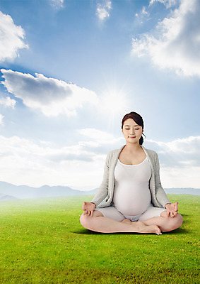 전신 PSD 구름 편집 편집이미지 여자 요가 하늘 한명 잔디 성인 30대 운동 눈감음 임산부 한국인 명상 태교 가부좌 이미지편집 자연요소 식물 1 웰빙 모션 건강 사람 앉기 동양인 장년 임신 파일형식