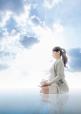 전신 PSD 구름 편집 편집이미지 여자 요가 하늘 한명 성인 옆모습 30대 운동 임산부 한국인 명상 태교 가부좌 이미지편집 자연요소 1 웰빙 뷰포인트 건강 사람 앉기 동양인 장년 임신 파일형식