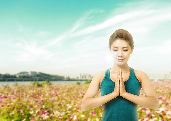 PSD 구름 편집 편집이미지 여자 꽃밭 다이어트 요가 하늘 한명 상반신 20대 성인 운동복 민소매 운동 눈감음 한국인 명상 합장 이미지편집 자연요소 1 웰빙 옷 꽃 상의 모션 건강 사람 동양인 손짓 청년 파일형식