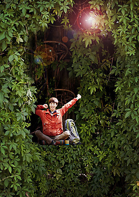 전신 PSD 나무 편집 편집이미지 남자 여행 배낭 레저 나뭇잎 한명 앉기 성인 등산 한국인 숲 등산복 기지개 안식처 이미지편집 식물 1 옷 잎 가방 모션 휴식 사람 동양인 트래킹 파일형식