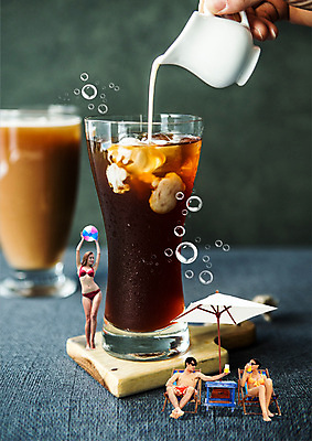 전신 PSD 서양인 편집 편집이미지 여자 남자 커피 음식 서기 앉기 여러명 20대 성인 컵 여름휴가 바캉스 비키니 우유 물방울 파라솔 붓기 비치볼 선베드 아이스커피 카페라떼 이미지편집 외국인 식기 수영복 음료 다수 의자 공 모션 휴가 유제품 바캉스용품 사람 청년 라떼 파일형식 여름_계절