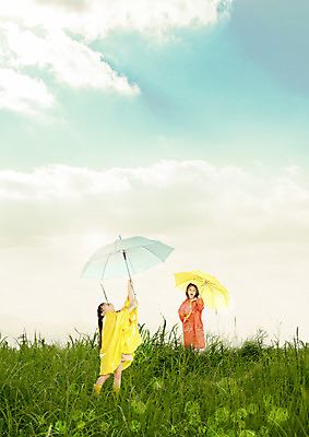 PSD 서양인 구름 편집 편집이미지 우산 하늘 장화 서기 소녀 초원 두명 자연보호 환경 그린캠페인 올려보기 우비 이미지편집 자연요소 외국인 옷 여자 어린이 캠페인 신발 모션 자연 사람 보호 파일형식