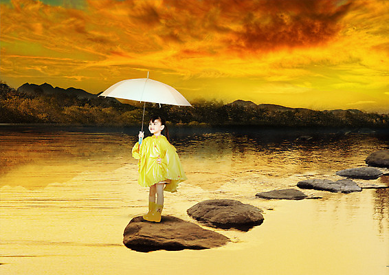 전신 PSD 서양인 구름 편집 편집이미지 우산 하늘 장화 한명 서기 소녀 옆모습 강 노을 자연보호 환경 그린캠페인 우비 돌다리 이미지편집 자연요소 외국인 1 옷 여자 어린이 캠페인 뷰포인트 신발 모션 자연 사람 다리_건축물 보호 파일형식