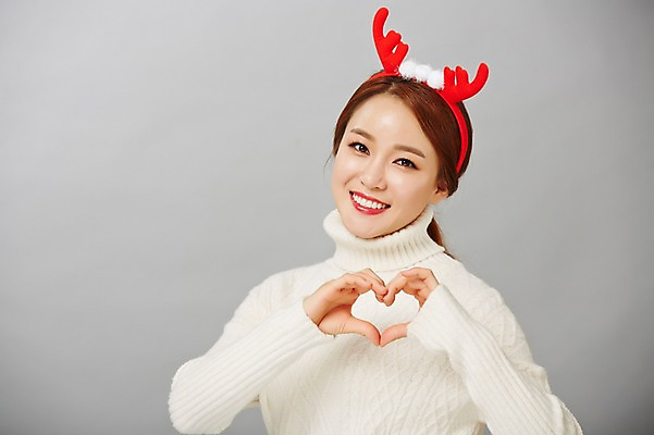 포토 JPG 스튜디오촬영 우먼라이프 여자 겨울 실내 한명 미소 상반신 20대 성인 앞모습 뷰티 한국인 손하트 루돌프머리띠 의료성형뷰티 여자만 성인여자한명만 국내포토 1 라이프스타일 계절 뷰포인트 표정 사람 동양인 손짓 청년 내부 머리띠 여자한명만 성인여자만 파일형식