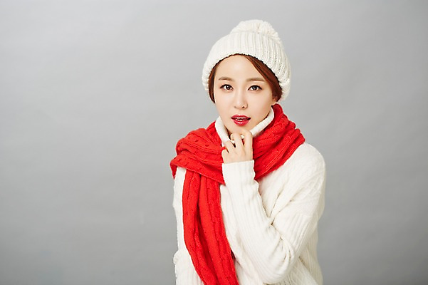 포토 JPG 스튜디오촬영 우먼라이프 여자 겨울 털모자 실내 한명 서기 미소 상반신 20대 성인 앞모습 뷰티 목도리 한국인 의료성형뷰티 여자만 성인여자한명만 국내포토 모자_잡화 1 라이프스타일 잡화 계절 뷰포인트 모션 표정 사람 동양인 청년 내부 여자한명만 성인여자만 파일형식
