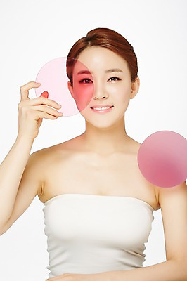 포토 JPG 스튜디오촬영 우먼라이프 여자 실내 한명 미소 들기 상반신 20대 성인 앞모습 뷰티 깨끗함 한국인 원형 탱크톱 유리판 의료성형뷰티 여자만 성인여자한명만 국내포토 도형 1 라이프스타일 뷰포인트 컨셉 상의 모션 표정 사람 동양인 청년 내부 여자한명만 성인여자만 파일형식