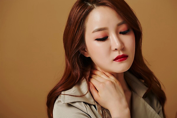 포토 JPG 스튜디오촬영 우먼라이프 여자 실내 한명 서기 상반신 20대 성인 옆모습 뷰티 매력적 한국인 코트 가을 의료성형뷰티 여자만 성인여자한명만 국내포토 1 라이프스타일 계절 뷰포인트 컨셉 모션 사람 동양인 청년 내부 외투 여자한명만 성인여자만 파일형식