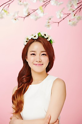 포토 JPG 스튜디오촬영 우먼라이프 여자 꽃백그라운드 실내 한명 서기 미소 상반신 20대 성인 앞모습 뷰티 화관 봄 한국인 청순 의료성형뷰티 여자만 성인여자한명만 국내포토 1 라이프스타일 계절 꽃 뷰포인트 백그라운드 컨셉 모션 표정 사람 동양인 청년 내부 여자한명만 성인여자만 파일형식