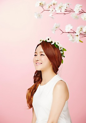 포토 JPG 스튜디오촬영 우먼라이프 여자 꽃백그라운드 실내 한명 서기 미소 상반신 20대 성인 옆모습 뷰티 화관 봄 한국인 청순 의료성형뷰티 여자만 성인여자한명만 국내포토 1 라이프스타일 계절 꽃 뷰포인트 백그라운드 컨셉 모션 표정 사람 동양인 청년 내부 여자한명만 성인여자만 파일형식