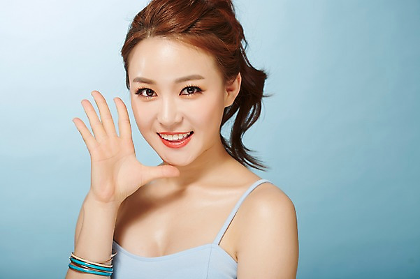 포토 JPG 스튜디오촬영 우먼라이프 여자 실내 손바닥 말하기 한명 미소 손짓 상반신 20대 성인 앞모습 여름 뷰티 한국인 시원함 의료성형뷰티 여자만 성인여자한명만 국내포토 1 라이프스타일 손 계절 뷰포인트 모션 표정 사람 동양인 청년 내부 여자한명만 성인여자만 파일형식