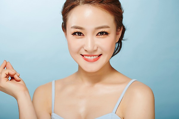 포토 JPG 스튜디오촬영 우먼라이프 여자 실내 한명 미소 손짓 상반신 20대 성인 앞모습 여름 뷰티 한국인 시원함 의료성형뷰티 여자만 성인여자한명만 국내포토 1 라이프스타일 계절 뷰포인트 모션 표정 사람 동양인 청년 내부 여자한명만 성인여자만 파일형식