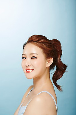 포토 JPG 스튜디오촬영 우먼라이프 여자 실내 한명 서기 미소 상반신 20대 성인 옆모습 여름 뷰티 한국인 시원함 의료성형뷰티 여자만 성인여자한명만 국내포토 1 라이프스타일 계절 뷰포인트 모션 표정 사람 동양인 청년 내부 여자한명만 성인여자만 파일형식