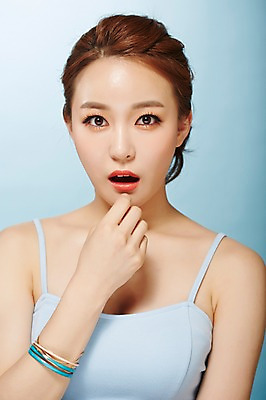 포토 JPG 스튜디오촬영 우먼라이프 여자 실내 한명 손짓 상반신 20대 성인 앞모습 여름 뷰티 놀람 만지기 한국인 시원함 의료성형뷰티 여자만 성인여자한명만 국내포토 1 라이프스타일 계절 감정 뷰포인트 모션 표정 사람 동양인 청년 내부 여자한명만 성인여자만 파일형식